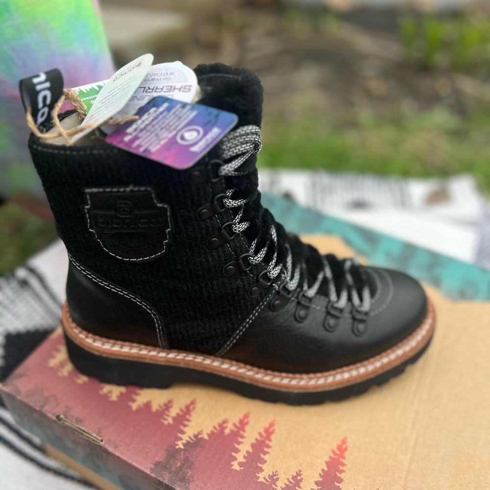 Bionica Darlene Boots NWT - Picture 2 of 4